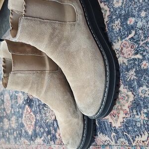 Marc Fisher SZ 8 suede Chelsea Boots